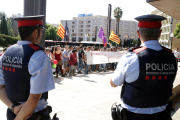 Dos agents dels Mossos d'Esquadra durant la concentració a la seu provincial de Tarragona de la Fiscalia.