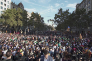 Milers de persones omplint el Passeig de Gràcia davant l'escenari de la manifestació.