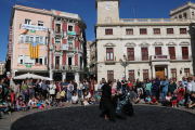 Pla obert de l'espectacle 'Orbis' al Mercadal de Reus, al Festival COS. Imatge del 22 d'octubre de 2017