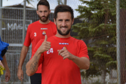 El polivalent aragonès somriu i aixeca el polze durant un entrenament d'aquesta temporada amb el CF Reus.