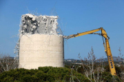 La xemeneia de la central tèrmica de Foix, a Cubelles, en plena recta final de demolició.