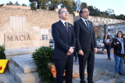 Els consellers destituïts Josep Rull i Jordi Turull canten 'Els Segadors' davant la tomba de Francesc Macià, en el seu homenatge al cementiri de Montjuïc, el 25 de desembre de 2017.