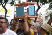 Pla curt d'una manifestant amb una urna davant l'Audiència de Tarragona. Imatge del 25 de setembre de 2017