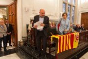 Els regidors de PP i C's marxen del ple però deixen senyeres i una bandera espanyola als seus escons.