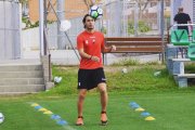 Raphael Guzzo rep una pilota durant l'entrenament d'ahir al camp annex del CF Reus Deportiu.