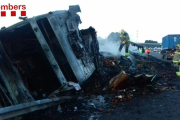 El foc està controlat i ja s'està retirant el camió de l'autopista.