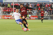 Benito, de roig-i-negre, pressionat per un jugador del Saragossa. El tarragoní és dubte per dissabte per un esquinç al turmell.