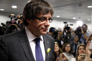 El cap de llista de Junt per Catalunya, Carles Puigdemont, arribant a la sala de premsa.