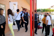 Agents dels Mossos d'Esquadra abandonant l'escola de Tremp després de comprovar les activitats que s'hi feien.