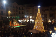 La plaça del Mercadal durant l'espectacle previ a l'encesa de l'enllumenat de Nadal.