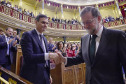 Mariano Rajoy i Pedro Sánchez es donen la mà després de la votació de la moció de censura aquest 1 de juny