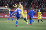 Manu Barreiro lluita una pilota durant el derbi entre el Nàstic i el Reus al Nou Estadi.