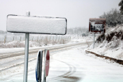 Senyals coberts de neu a l'entrada d'Horta de Sant Joan. Imatge del 6 de febrer de 2018 (horitzontal)