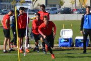 Juan Cámara agafa carrera en un entrenament recent del CF Reus Deportiu als camps annexos a l'Estadi Municipal.