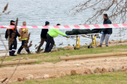 Els serveis funeraris s'emporten el cadàver trobat a l'embarcador del riu Ebre a Amposta