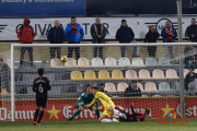 Moment en què Cristian Herrera ha anotat l'únic gol del partit