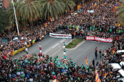 Pla aeri de la capçalera de la manifestació per la llibertat dels polítics empresonats amb tres pilars al davant, l'11 de novembre de 2017.