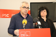 El portaveu del grup municipal del PSC a l'Ajuntament de Reus, Andreu Martín, acompanyat de la regidora Ana Isabel Martínez, en roda de premsa. Imatge del 15 de gener del 2018