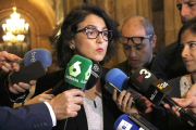 La portaveu del PSC, Eva Granados, amb la premsa als passadissos del Parlament.