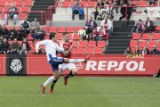 Tete Morente lluita una pilota durant el partit contra el Tenerife.