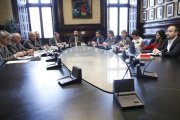 El president del Parlament, Roger Torrent, amb la resta de membres, a la reunió de la Mesa del 3 d'abril de 2018.