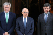 El ministre d'Hisenda, Cristóbal Montoro, i els secretaris d'Estat de Pressupostos, Alberto Nadal (dreta) i d'Hisenda, José Enrique Fernández Moya (esquerra).