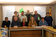 Fotografia de família dels representants polítics de diferents municipis del Baix Penedès durant la presentació de la Xarxa d'Ocupació comarcal, el 3 d'abril de 2018 (horitzontal)