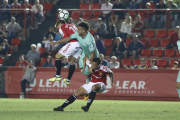 Maikel Mesa i Juan Muñiz durant el Nàstic-Granada la passada temporada al Nou Estadi.