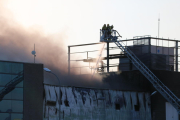 Un equip de bombers ataca les flames d'una nau del grup Balfegó incendiada el 22 de juny.