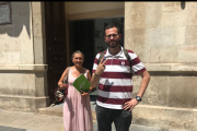 Isabel Lozano i Jordi Fernández davant de la casa de la Vila de Valls.