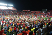 Els aficionats del Nàstic van saltar a la gespa en finalitzar el partit.