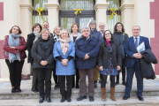 Fotografia de grup de la Comissió de l'Any Pompeu Fabra a Reus.