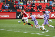 Álvaro Vázquez intenta progressar durant el Nàstic-Valladolid.