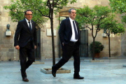 Els consellers Josep Rull i Joaquim Forn entrant a la reunió del Consell Executiu del 10 d'octubre del 2017 .