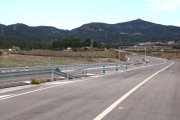 Panoràmica de l'autovia A-27, ja construïda al seu pas pel terme de Valls, i inacabada als peus del Coll de Lilla, en direcció a Montblanc, amb les muntanyes al fons. Imatge publicada el 13 d'abril del 2018