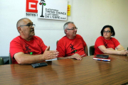 Pla mig dels portaveu de Trens Dignes, Wifredo Miró, Josep Casadó i Cristina Bel, en roda de premsa a la seu de CCOO de Tortosa.