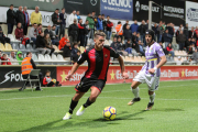 Borja Fernández controla la pilota davant un rival. El gallec va substituir Vítor a Pamplona.