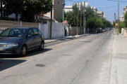 Un carrer del barri de la platja del nucli de Segur de Calafell amb places d'aparcament de zona taronja.