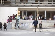 Sortida dels alumnes de l'Escola Saavedra, ahir a la tarda.