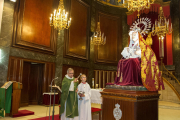 Un moment de la benedicció del nou vestit la Mare de Déu, que fins ara havia lluït sempre de negre.