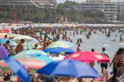 Una de les platges de Salou aqusts últims dies, plena de gom a gom.