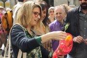 La portaveu de Junts per Catalunya, Elsa Artadi, amb una rosa groga a la Plaça de Sant Jaume, el passat 23 d'abril.