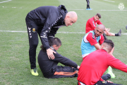 L'entrenador del Nàstic, Nano Rivas, dóna instruccions a Javier Galera durant l'entrenament.