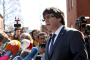 Primer pla de Carles Puigdemont dirigint-se a la premsa congregada a les portes de la presó de Neumünster.