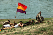 Pla general de les tropes republicanes en la recreació històrica de l'inici de la Batalla de l'Ebre a Miravet.