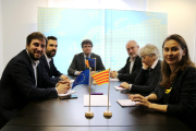 El president del Parlament, Roger Torrent, amb Carles Puigdemont i els diputats Toni Comín, Lluís Puig, Clara Ponsatí i Meritxell Serret a Brussel·les.