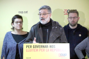 Els diputats electes de la CUP Carles Riera, Vidal Aragonés i Natàlia Sanchez en roda de premsa.