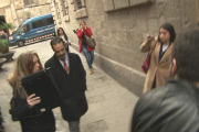 Imatge de l'arribada del secretari de Difusió, Antoni Molons, al Palau de la Generalitat amb agents de la Guàrdia Civil.