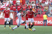 Maikel Mesa intenta marxar d'un rival en el partit que Nàstic i Sporting van jugar, en la primera volta, al Nou Estadi.