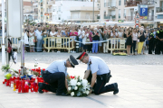 Imatge d'arxiu de l'ofrena floral d'un mosso d'esquadra i un agent de la Policia Local de CAmbrils